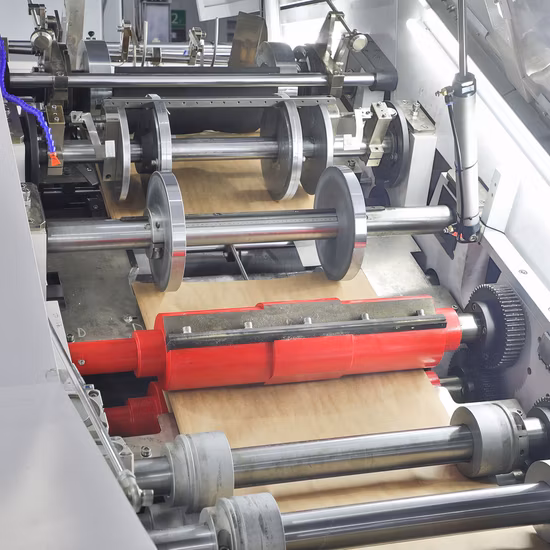 Machine de fabrication de sacs en papier pour la fabrication de sacs à fond carré